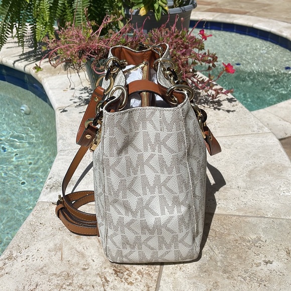 Michael Kors Cynthia Wht/Brn Sig. Coated Pebbled Leather Satchel/Tote/Crossbody - Picture 4 of 17